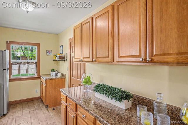 4735 Elizabeth Lake Road, Waterford, MI 48327