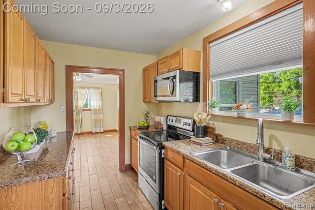 4735 Elizabeth Lake Road, Waterford, MI 48327