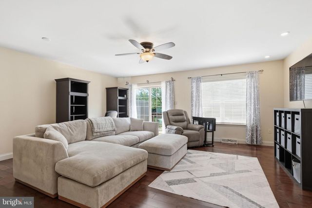 1206 COBBLESTONE LN, Lancaster, PA 17601