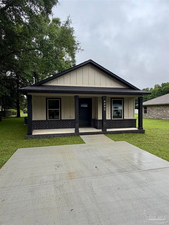 4490 Oak Ln, Milton, FL 32570