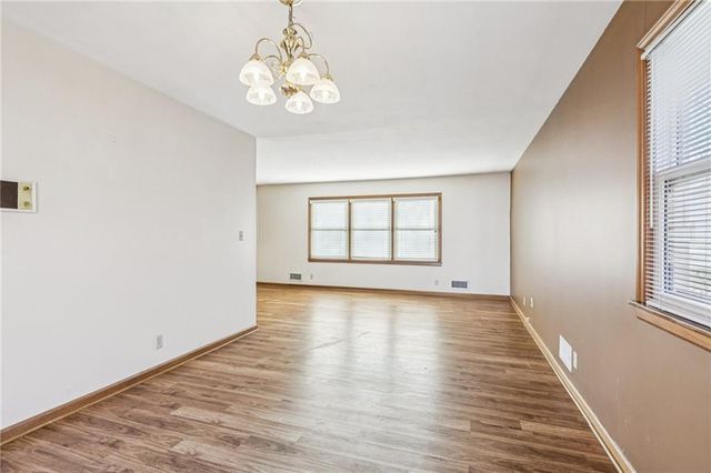 9608 W 93rd Street W, Overland Park, KS 66212