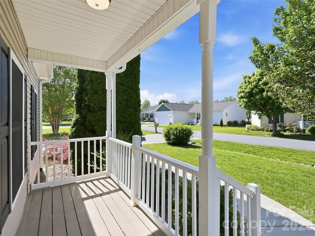 209 Beechnut Drive, Hendersonville, NC 28739