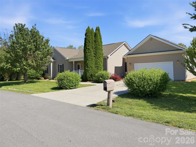 209 Beechnut Drive, Hendersonville, NC 28739