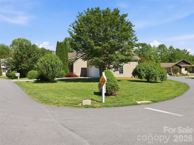 209 Beechnut Drive, Hendersonville, NC 28739