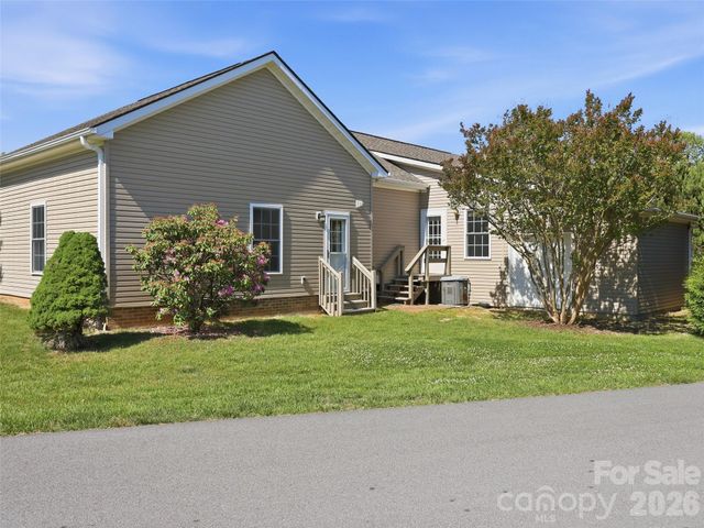 209 Beechnut Drive, Hendersonville, NC 28739