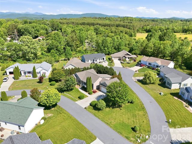 209 Beechnut Drive, Hendersonville, NC 28739