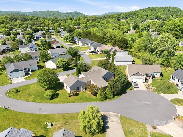 209 Beechnut Drive, Hendersonville, NC 28739