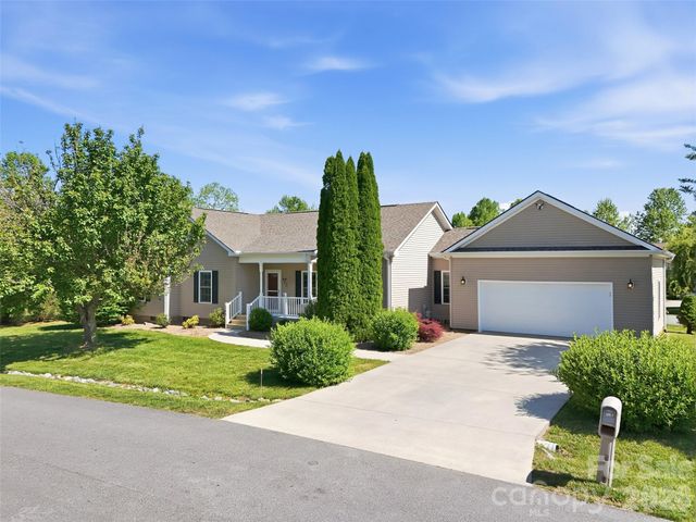 209 Beechnut Drive, Hendersonville, NC 28739