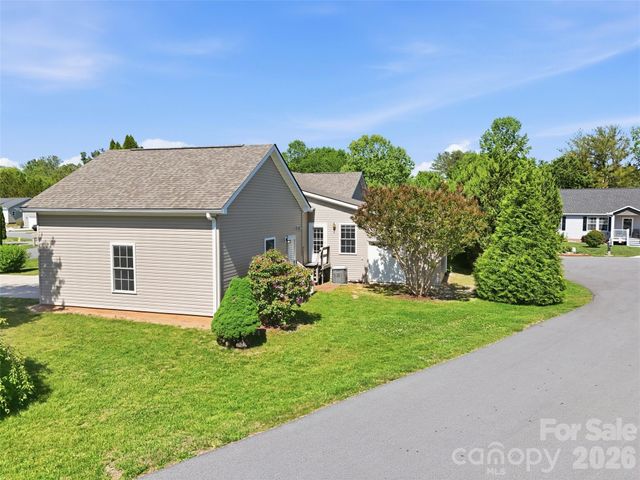 209 Beechnut Drive, Hendersonville, NC 28739
