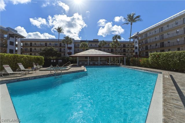 801 River Point DR 303A, Naples, FL 34102