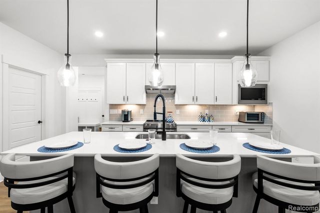 1617 Landings Lane, Milford, MI 48381