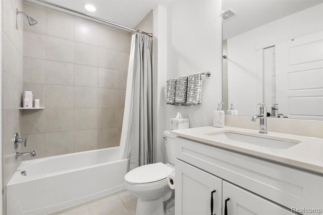 1617 Landings Lane, Milford, MI 48381