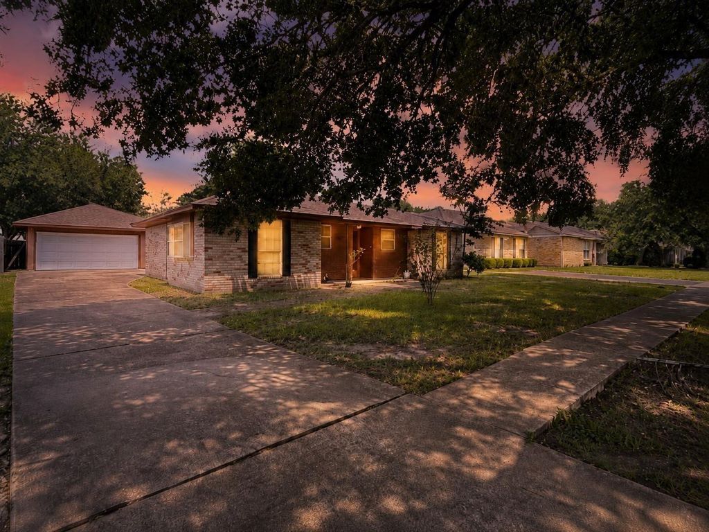 6902 Feather Creek Drive, Houston, TX 77086