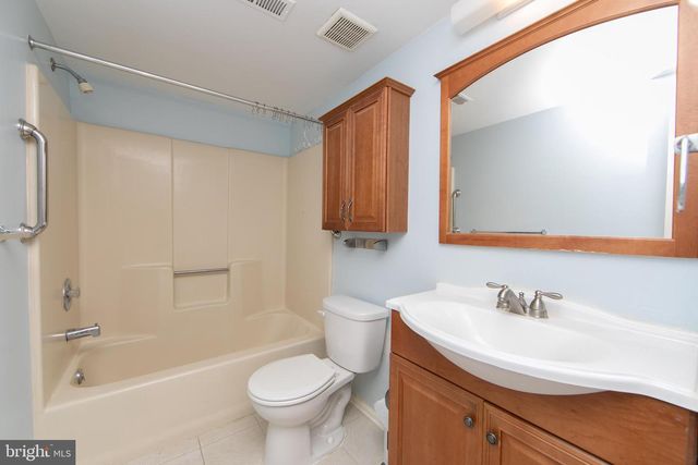 7 FAIRFAX DR, Mount Laurel, NJ 08054