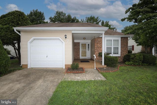 7 FAIRFAX DR, Mount Laurel, NJ 08054