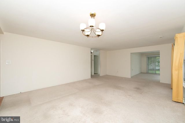 7 FAIRFAX DR, Mount Laurel, NJ 08054