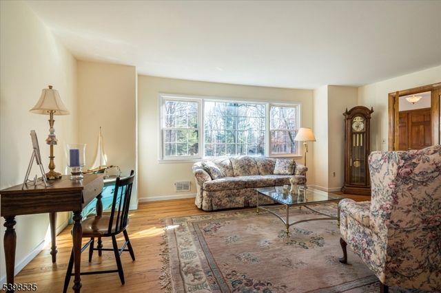 9 Shadetree Pl, Washington Twp., NJ 07853