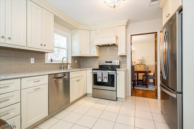 9 Shadetree Pl, Washington Twp., NJ 07853