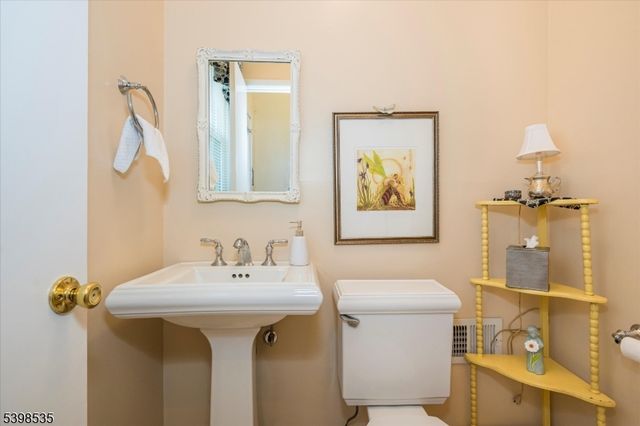 9 Shadetree Pl, Washington Twp., NJ 07853