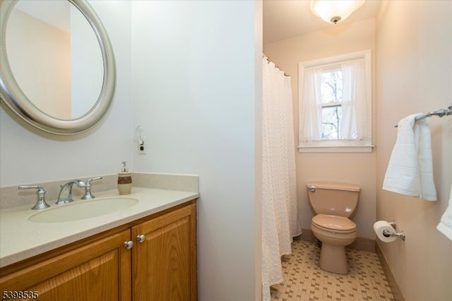 9 Shadetree Pl, Washington Twp., NJ 07853