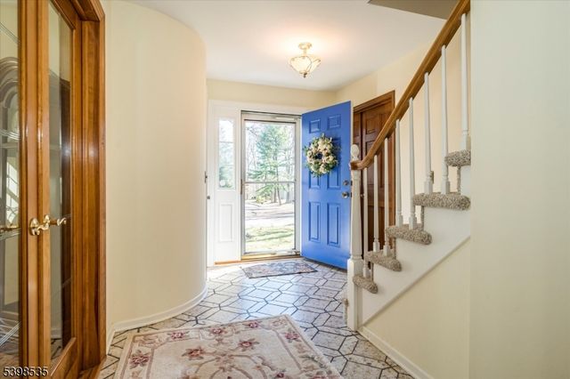 9 Shadetree Pl, Washington Twp., NJ 07853