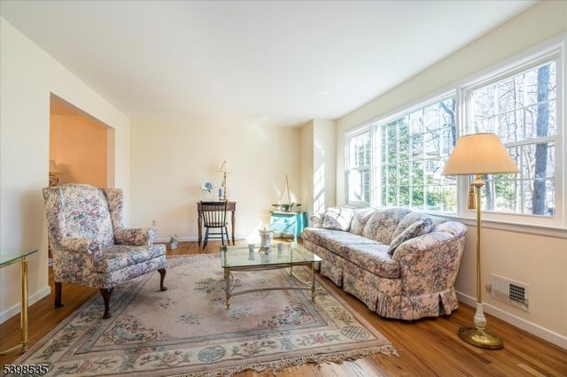 9 Shadetree Pl, Washington Twp., NJ 07853