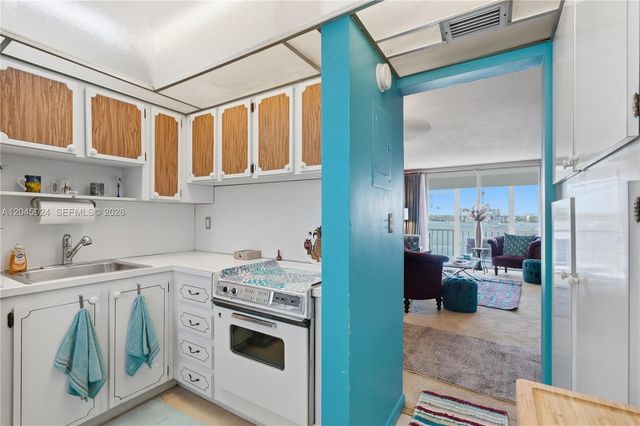 3000 Marcos Dr P612, Aventura, FL 33160