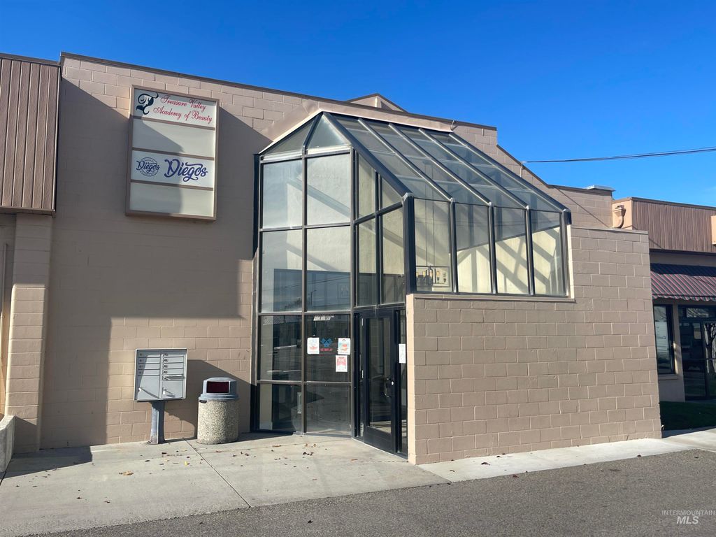 49 NW 1st St, Ontario, OR 97914 photo 2