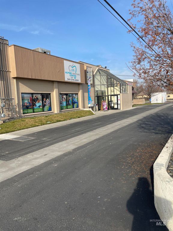 49 NW 1st St, Ontario, OR 97914 photo 3