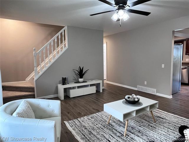 2034 E Nalone, Wixom, MI 48393