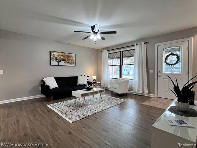 2034 E Nalone, Wixom, MI 48393