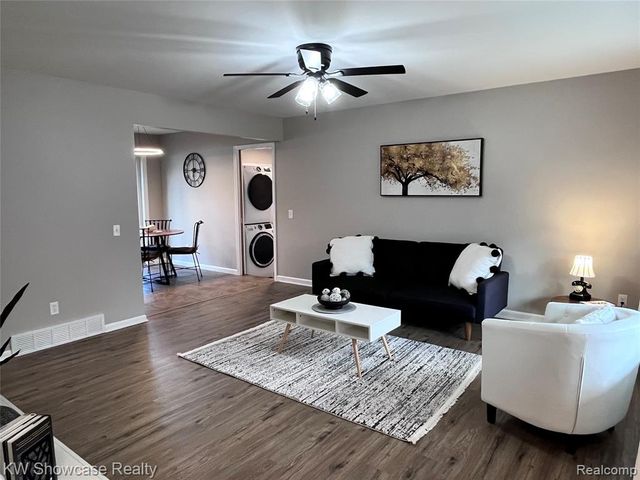 2034 E Nalone, Wixom, MI 48393