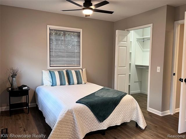 2034 E Nalone, Wixom, MI 48393