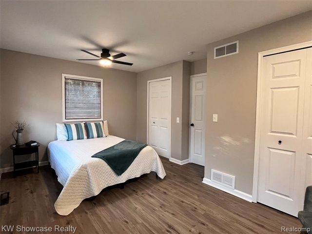 2034 E Nalone, Wixom, MI 48393