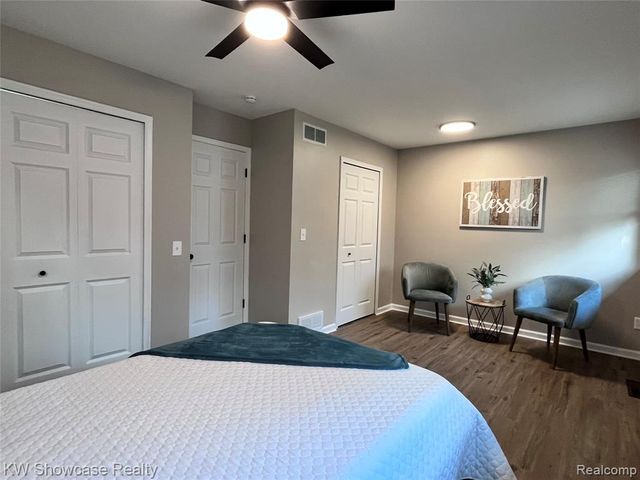 2034 E Nalone, Wixom, MI 48393