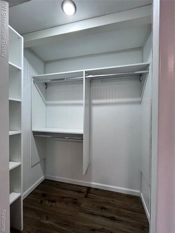 2034 E Nalone, Wixom, MI 48393