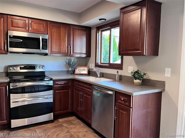 2034 E Nalone, Wixom, MI 48393