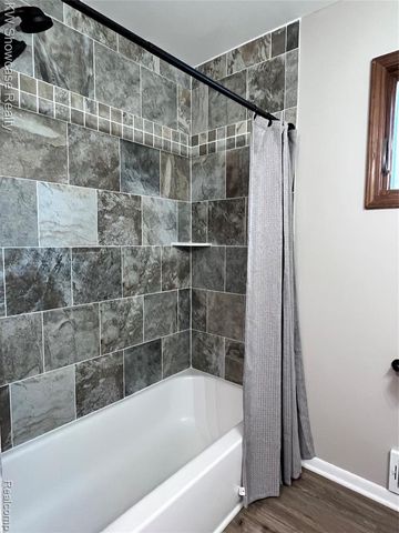 2034 E Nalone, Wixom, MI 48393