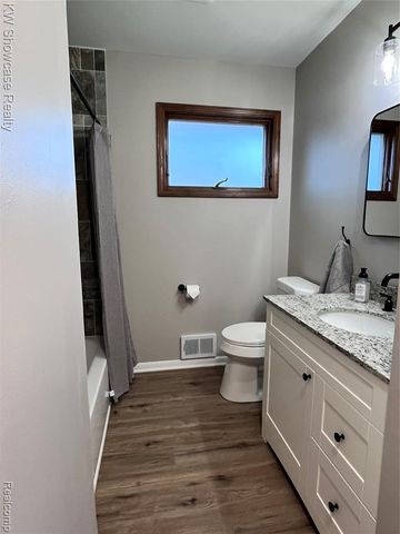 2034 E Nalone, Wixom, MI 48393