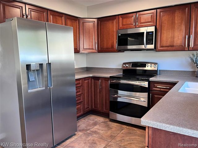 2034 E Nalone, Wixom, MI 48393