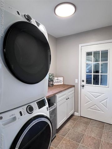 2034 E Nalone, Wixom, MI 48393