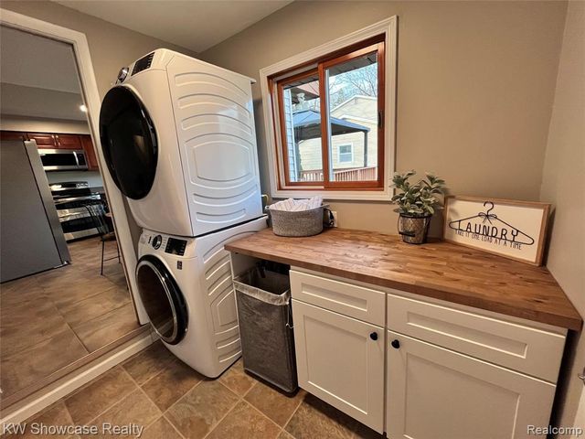 2034 E Nalone, Wixom, MI 48393