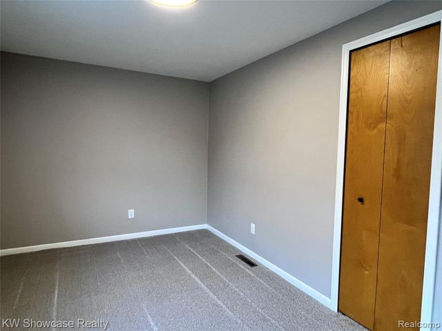 2034 E Nalone, Wixom, MI 48393