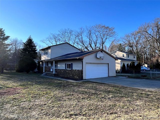 2034 E Nalone, Wixom, MI 48393