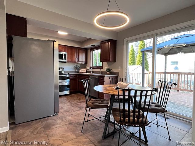 2034 E Nalone, Wixom, MI 48393