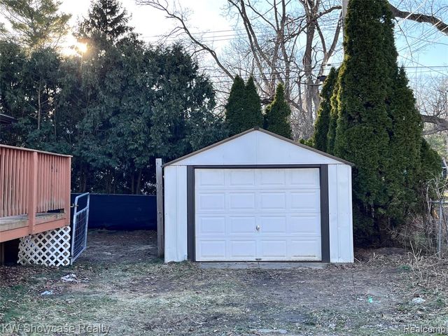 2034 E Nalone, Wixom, MI 48393