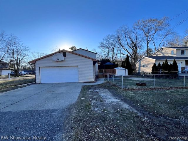 2034 E Nalone, Wixom, MI 48393