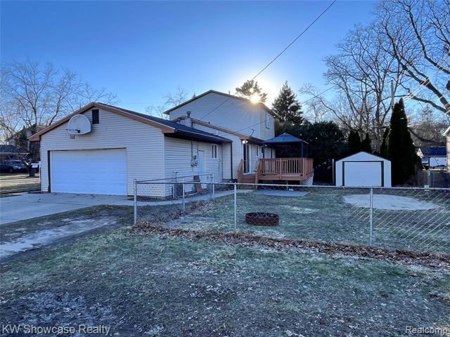 2034 E Nalone, Wixom, MI 48393