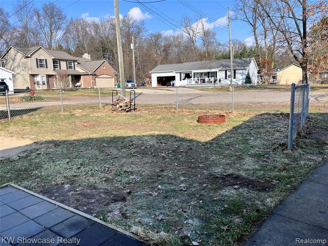 2034 E Nalone, Wixom, MI 48393