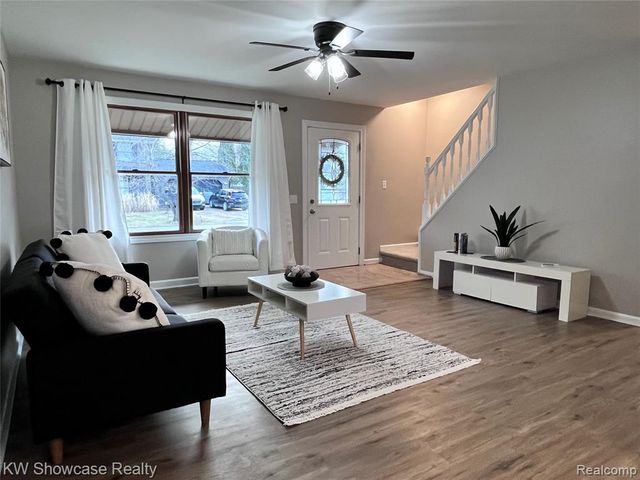 2034 E Nalone, Wixom, MI 48393